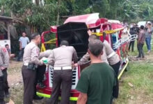 Olah TKP Dirlantas Polda Banten paska mobil Odong-odong ditabrak KA. Foto: Aden Hasanudin