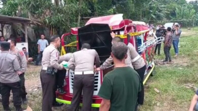 Olah TKP Dirlantas Polda Banten paska mobil Odong-odong ditabrak KA. Foto: Aden Hasanudin