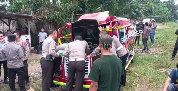 Olah TKP Dirlantas Polda Banten paska mobil Odong-odong ditabrak KA. Foto: Aden Hasanudin