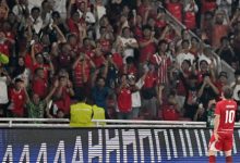 Selebrasi Ole Romeny di hadapan penonton usai jebol gawang Mozambik. Foto Antara