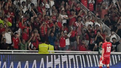 Selebrasi Ole Romeny di hadapan penonton usai jebol gawang Mozambik. Foto Antara
