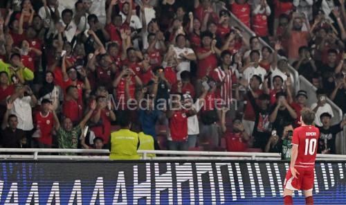 Selebrasi Ole Romeny di hadapan penonton usai jebol gawang Mozambik. Foto Antara