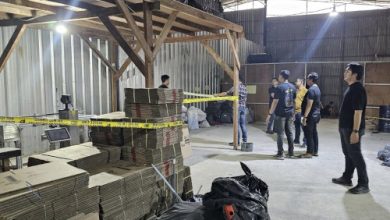 Tempat yang diduga membuat oli palsu di Tangerang. Foto: Antara