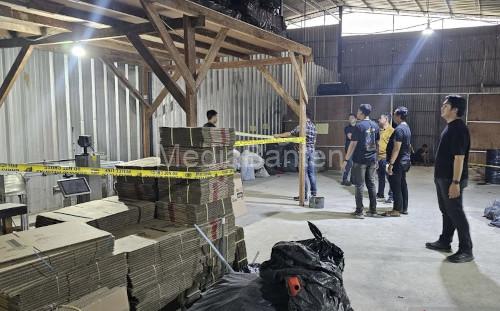 Tempat yang diduga membuat oli palsu di Tangerang. Foto: Antara