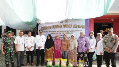 Pj Bupati Tangerang, Andi Ony Prihartono membuka operasi pasar. Foto: Iqbal Kurnia