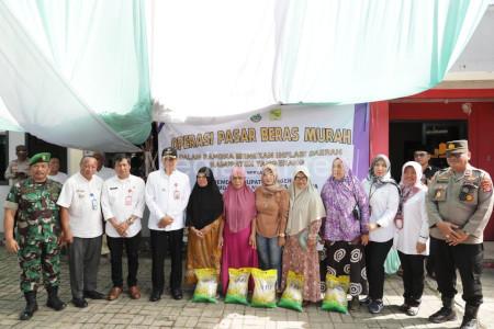 Pj Bupati Tangerang, Andi Ony Prihartono membuka operasi pasar. Foto: Iqbal Kurnia