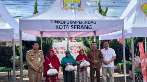 Pemkot Serang gandeng PT ABM, BUMD Pemprov Banten gelar rutin operasi pasar besubsidi. Foto PT ABM