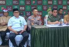 Danrem 064/MY, Brigjen TNI Tatang Sabarna Banten gelar konferensi pers soal operasi pasar. Foto: Aden Hasanudin