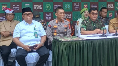 Danrem 064/MY, Brigjen TNI Tatang Sabarna Banten gelar konferensi pers soal operasi pasar. Foto: Aden Hasanudin