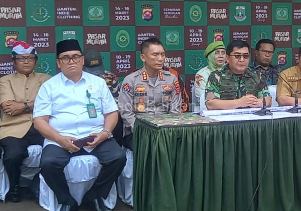 Danrem 064/MY, Brigjen TNI Tatang Sabarna Banten gelar konferensi pers soal operasi pasar. Foto: Aden Hasanudin