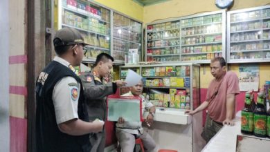 Razia minuman keras dari Satpol PP Kab Tangerang terhadap depot jamu. Foto: Web Pemkab Tangerang.