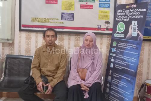 Orangtua Siti Robiatul Adawiah saat lapor kehilangan anaknya di Polresta Serang Kota. Foto: Daeng Yusvin