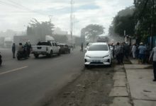 Asap tampak mengepul dan sejumlah orang berlarian ke luar lokoasi pabrik kimia PT MMC. Foto Daeng Yusvin