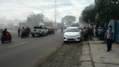 Asap tampak mengepul dan sejumlah orang berlarian ke luar lokoasi pabrik kimia PT MMC. Foto Daeng Yusvin