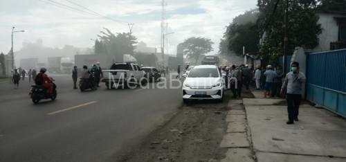 Asap tampak mengepul dan sejumlah orang berlarian ke luar lokoasi pabrik kimia PT MMC. Foto Daeng Yusvin
