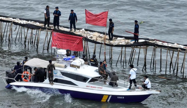 Penyegelan pagar laut misterius di Kabupaten Tangearng. Foto: Istimewa