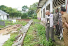 Roboh pagar SDN 2 Jeungjing, Kecamatan Cisoka, Kabupaten Tangerang. Foto: Iqbal Kurnia