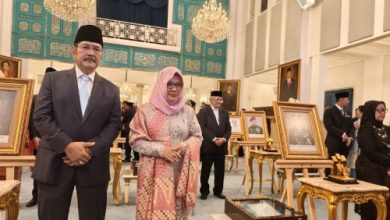 Siti Hardijanti Hastuti atau Tutu Soeharto bersama adiknya Bambang Triatmojo ketika menerima gela pahlwan untuk Jenderal Soeharto. Foto Antara