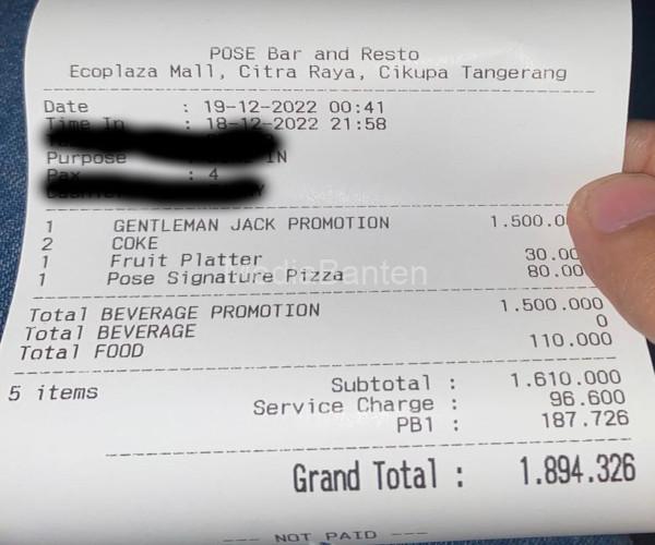Struk pembayaran Pose Bar mencantumkan PB1 yang dimaknai sebagi pajak. Foto: Iqbal Kurnia