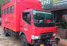 Truk pengangkut paket rendang dari Sumbar untuk korban gempa Ciannjur. Foto: BNPB