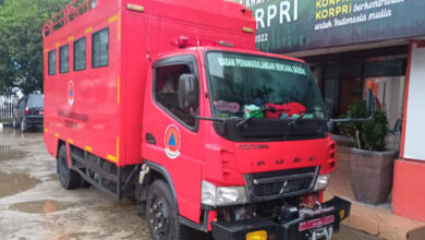 Truk pengangkut paket rendang dari Sumbar untuk korban gempa Ciannjur. Foto: BNPB