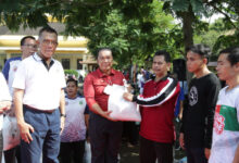 Al Muktabar, Pj Gubernur Banten bagi-bagi paket sembako. Foto: Biro Adpim Banten