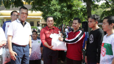 Al Muktabar, Pj Gubernur Banten bagi-bagi paket sembako. Foto: Biro Adpim Banten