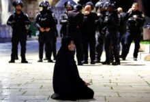 Seorang wanita di tengah pasukan Israel di Masjid Al Aqsa. Foto: Arab News