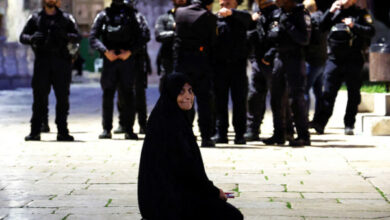 Seorang wanita di tengah pasukan Israel di Masjid Al Aqsa. Foto: Arab News