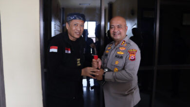 Ketua Asosiasi Golok Banten, Gatot sowan ke Kapolres Serang, AKBP Condro Sasongko. Foto: Yono