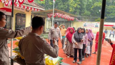 Ibu-ibu antre untuk ikut dalam Gerakan Pangan Murah di Mapolsek Jawilan. Foto: Yono