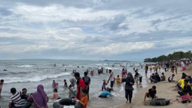Wisatawan lokal memadati Pantai Anyer hingga Carita. Foto: Antara