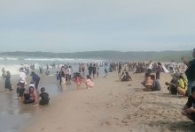 Pantai Sawarna di Kabupaten Lebak dipadati wisatawan. Foto Antara