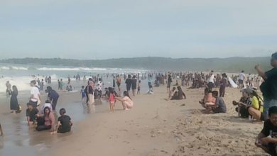 Pantai Sawarna di Kabupaten Lebak dipadati wisatawan. Foto Antara