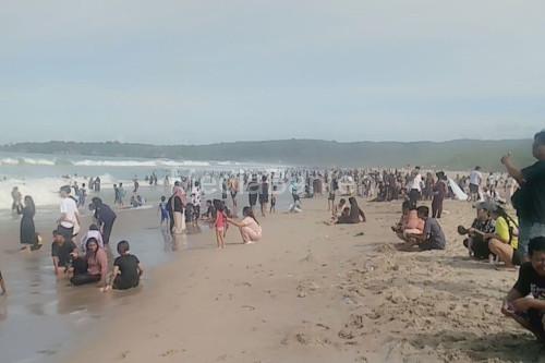 Pantai Sawarna di Kabupaten Lebak dipadati wisatawan. Foto Antara
