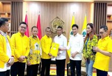 Pemberian rekomendasi atau Formuli B1-KWK dari Partai Golkar ke Andra - Dimyati. Foto: Istimewa