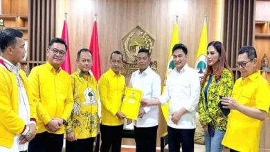 Pemberian rekomendasi atau Formuli B1-KWK dari Partai Golkar ke Andra - Dimyati. Foto: Istimewa