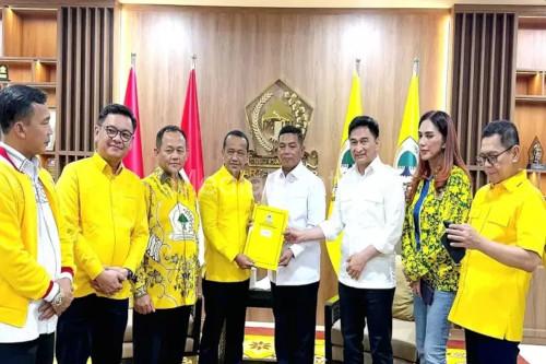 Pemberian rekomendasi atau Formuli B1-KWK dari Partai Golkar ke Andra - Dimyati. Foto: Istimewa