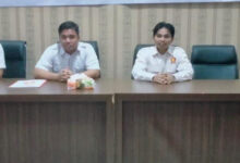 Ketua DPC Partai Gerindra Kabupaten Serang, Imam Gozali (tengah) didampingi ketua penjaringan Bacaleg DPC Gerindra Kabupaten Serang, Kiwan Nuryadi. Foto: Aden Hasanudin