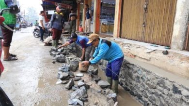 Pembangunan turap di kawasan Pasar Anyar untuk atasi banjir. Foto: Antara