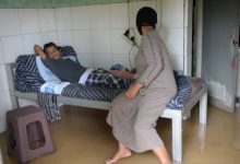 Pasien di pengobatan tradisonal di Baros. Foto Antara