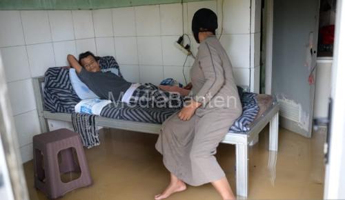 Pasien di pengobatan tradisonal di Baros. Foto Antara