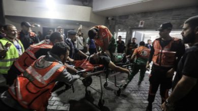 Staf kesehatan RS Al Shifa Gaza tengah menangani pasien. Foto: AFP / MSF