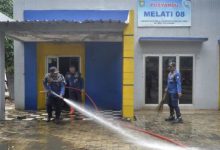 Warga melakukan bersih-bersih paska banjir di Kota Tangerang. Foto Antara