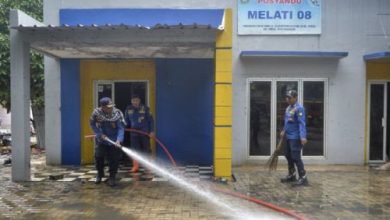 Warga melakukan bersih-bersih paska banjir di Kota Tangerang. Foto Antara