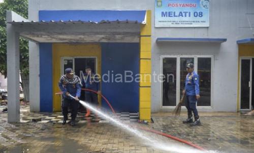 Warga melakukan bersih-bersih paska banjir di Kota Tangerang. Foto Antara