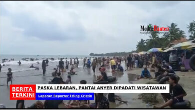 Pantai Anyer diserbu wisatawan paska Lebaran.