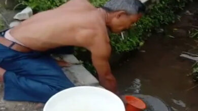 Sujiwan, pelanggan air minum Perumdan TKR Tangerang kelabakan saat terhentikanya pasokan. Foto: Iqbal Kurnia