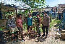Kapolsek Pamarayan, AKP Yusuf Ependi kunjungi rumah tak layak huni di sebelah kandang bebek. Foto Yono