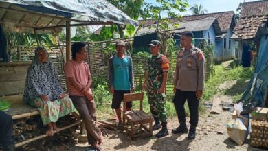 Kapolsek Pamarayan, AKP Yusuf Ependi kunjungi rumah tak layak huni di sebelah kandang bebek. Foto Yono